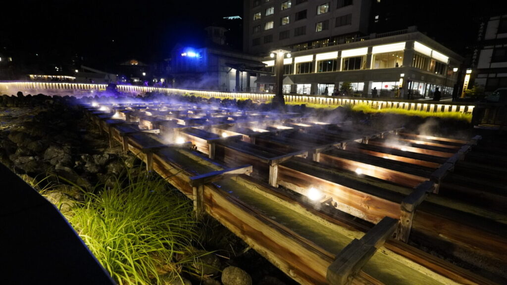 11mm単焦点がとらえた、夜の湯畑に立ちのぼる湯気