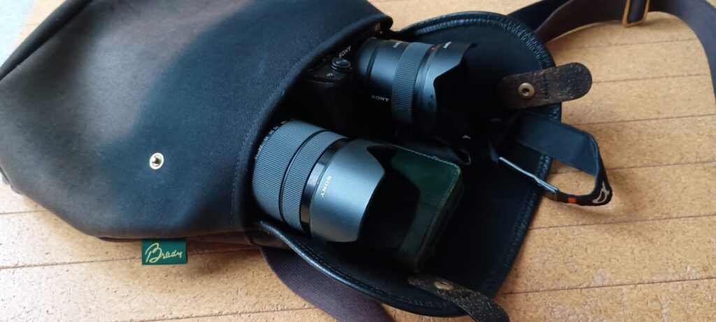 Brady Avonひとつに収まる、α6400とレンズ2本という装備の全て