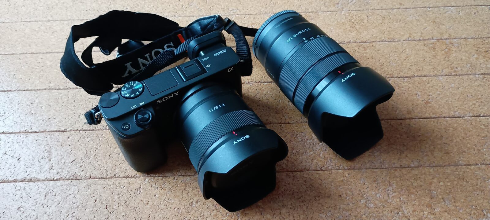 大人のソロトラベルを支える、α6400と2本のレンズという装備